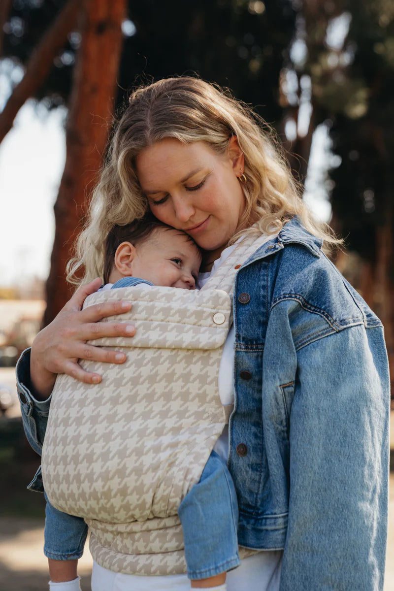 The Mama Carrier - Sand Houndstooth Beige