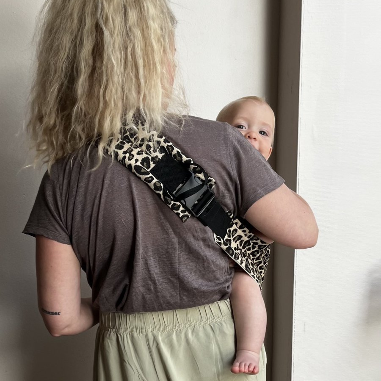 The Mama Carrier - Cozy Leopard Sling