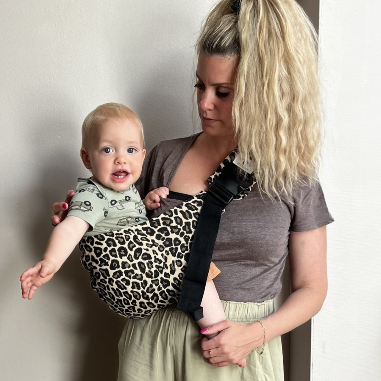 The Mama Carrier - Cozy Leopard Sling