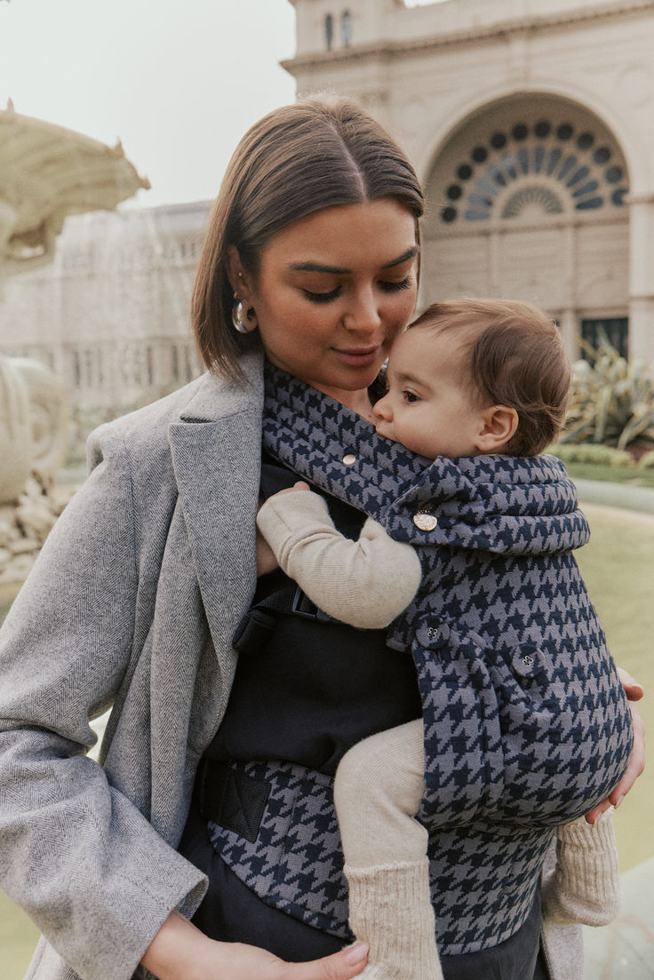 The Mama Carrier - Onyx Houndstooth Grey