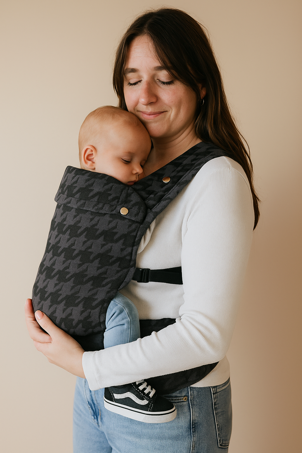 The Mama Carrier - Onyx Houndstooth Grey